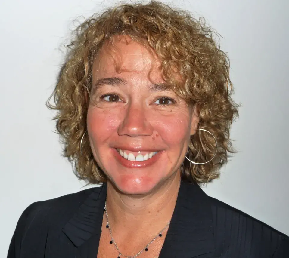 Headshot photo of Elise Balboni